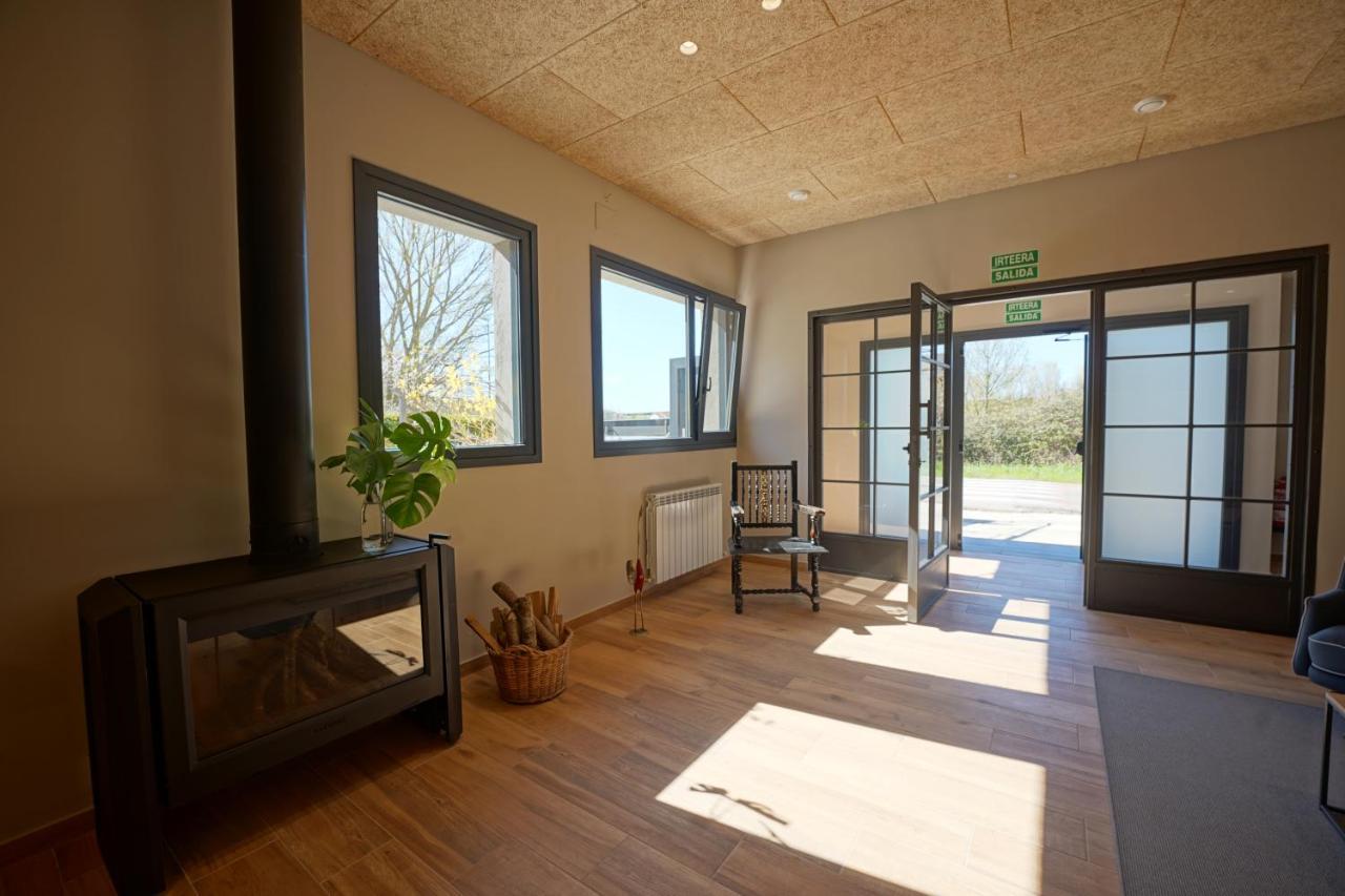 Larrion Hostal - Ostatua ภายนอก รูปภาพ