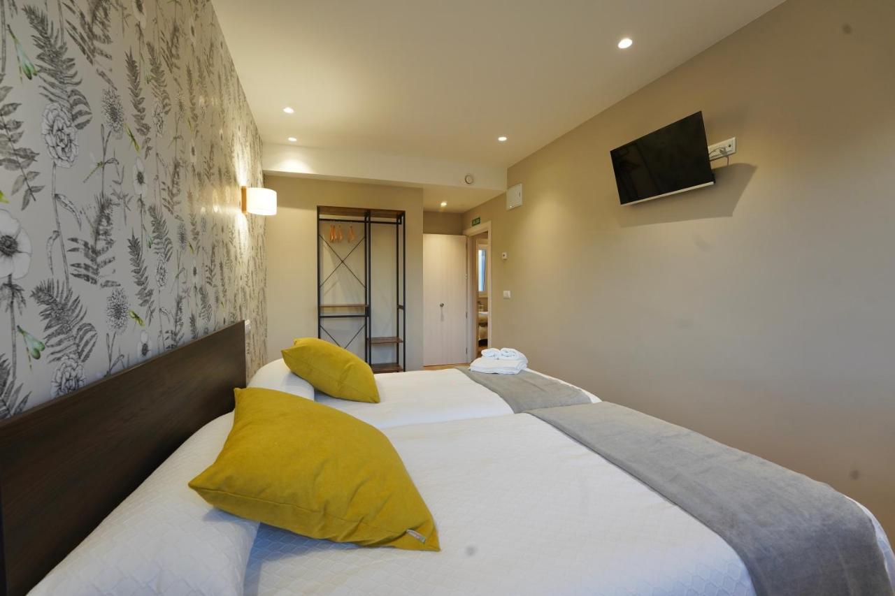 Larrion Hostal - Ostatua ภายนอก รูปภาพ